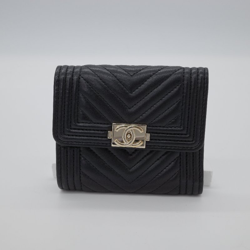 Chanel 香奈兒 Boy 黑色 V字山形紋羊皮 短夾-1