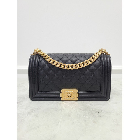 【包稅】CHANEL 黑色魚子醬金色 Boy Bag 中號