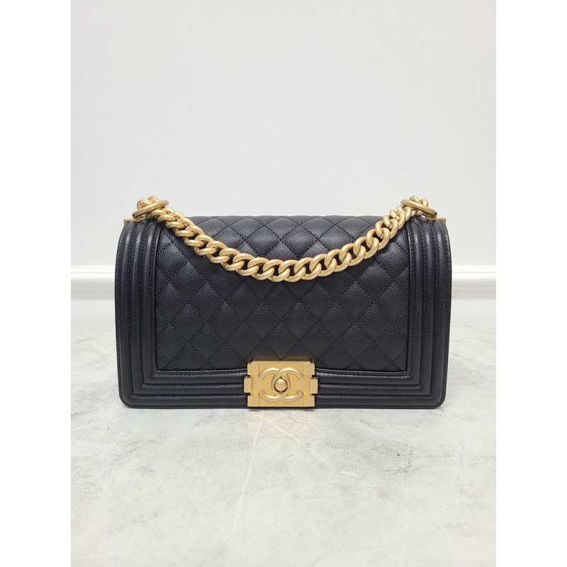 【包稅】CHANEL 黑色魚子醬金色 Boy Bag 中號-0