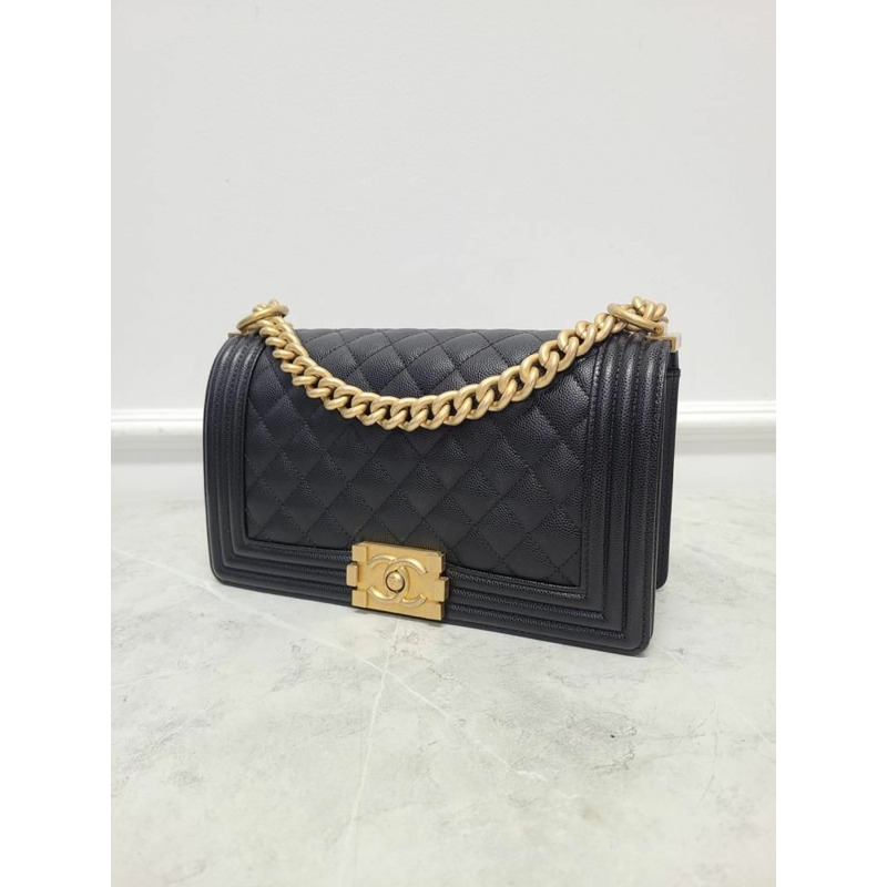 【包稅】CHANEL 黑色魚子醬金色 Boy Bag 中號-1