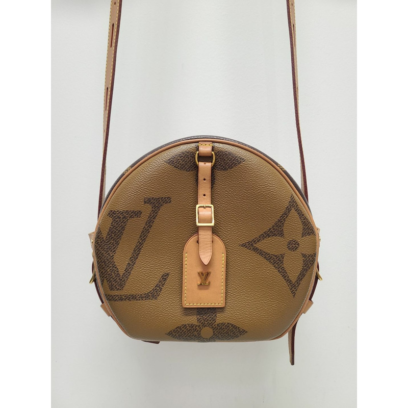 【包稅】LOUIS VUITTON Reverse Giant Monogram Boucle Chapo Souffle 斜挎包 棕色-0