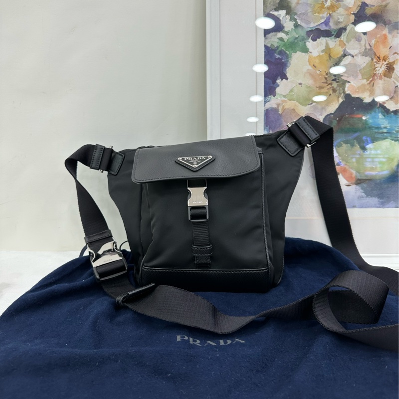 PRADA普拉達 琺瑯金屬三角形標誌拉鍊開合再生尼龍拼織物拼皮革斜挎單肩包-0
