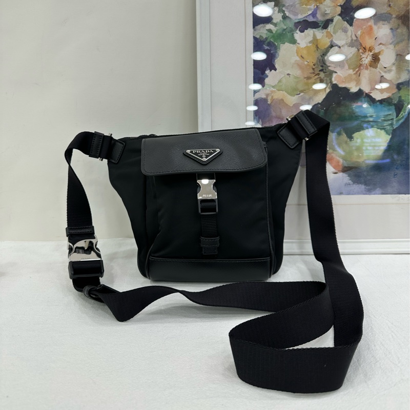 PRADA普拉達 琺瑯金屬三角形標誌拉鍊開合再生尼龍拼織物拼皮革斜挎單肩包-1