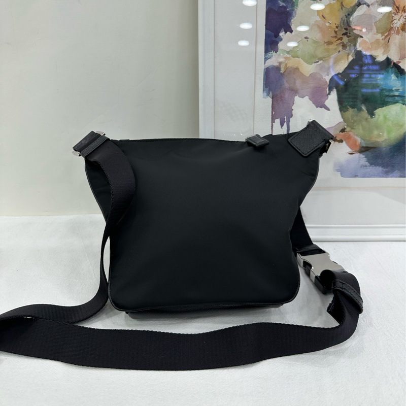 PRADA普拉達 琺瑯金屬三角形標誌拉鍊開合再生尼龍拼織物拼皮革斜挎單肩包-3