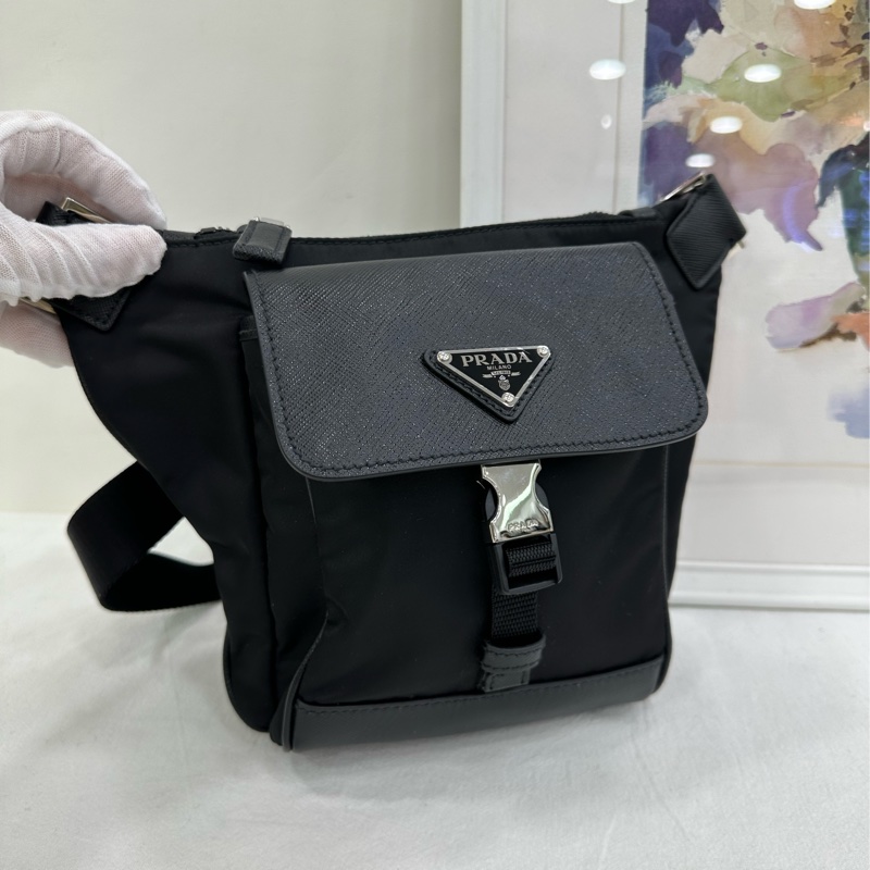 PRADA普拉達 琺瑯金屬三角形標誌拉鍊開合再生尼龍拼織物拼皮革斜挎單肩包-5