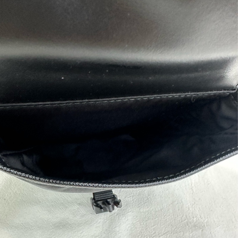 PRADA普拉達 琺瑯金屬三角形標誌拉鍊開合再生尼龍拼織物拼皮革斜挎單肩包-6