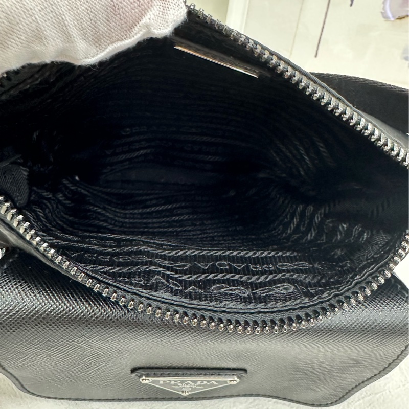 PRADA普拉達 琺瑯金屬三角形標誌拉鍊開合再生尼龍拼織物拼皮革斜挎單肩包-7