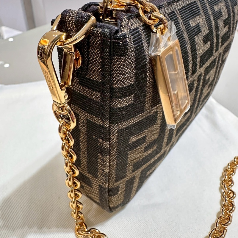 FENDI~保證全新Baguette棕色提花FF布料手拿包配飾鏈，可手拿、肩背、斜背，可甜可鹹！超實用好背👍-2