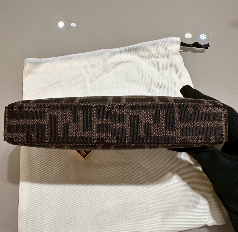 FENDI~保證全新Baguette棕色提花FF布料手拿包配飾鏈，可手拿、肩背、斜背，可甜可鹹！超實用好背👍-3