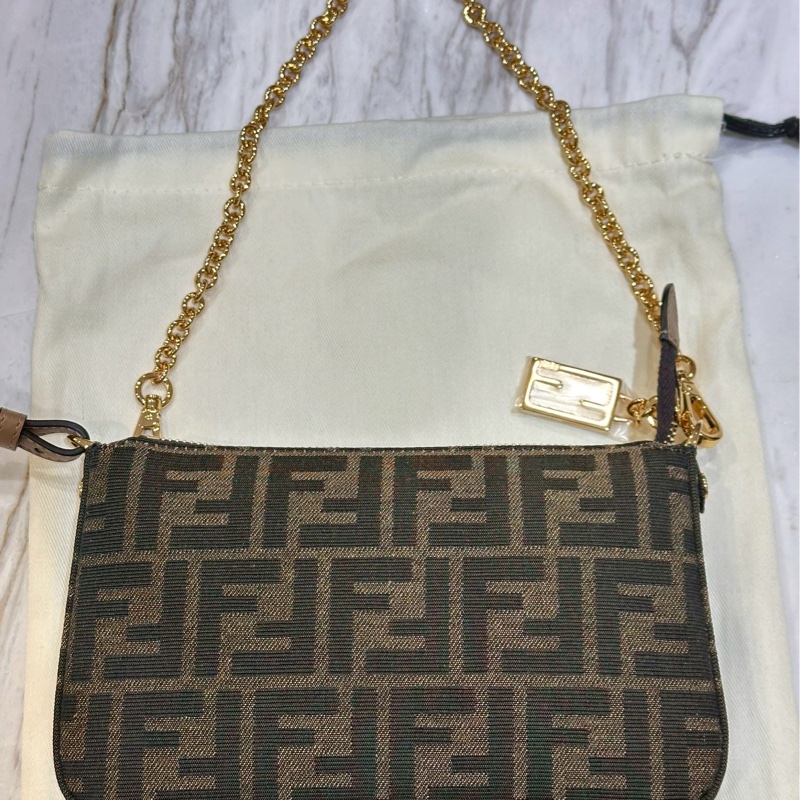 FENDI~保證全新Baguette棕色提花FF布料手拿包配飾鏈，可手拿、肩背、斜背，可甜可鹹！超實用好背👍-5