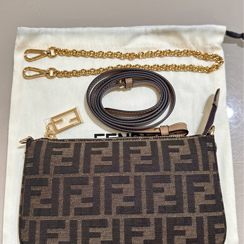 FENDI~保證全新Baguette棕色提花FF布料手拿包配飾鏈，可手拿、肩背、斜背，可甜可鹹！超實用好背👍-6