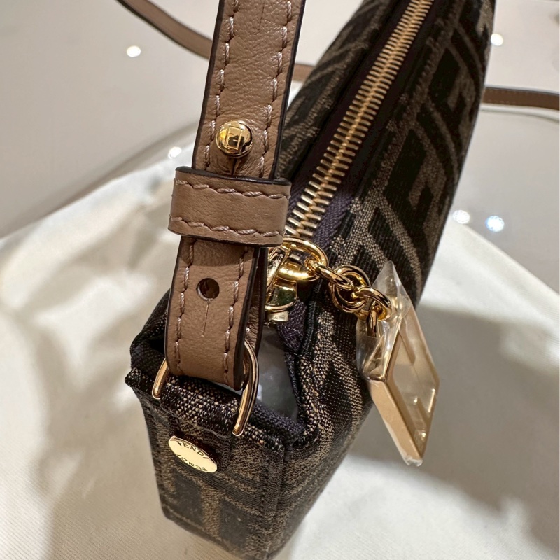 FENDI~保證全新Baguette棕色提花FF布料手拿包配飾鏈，可手拿、肩背、斜背，可甜可鹹！超實用好背👍-8
