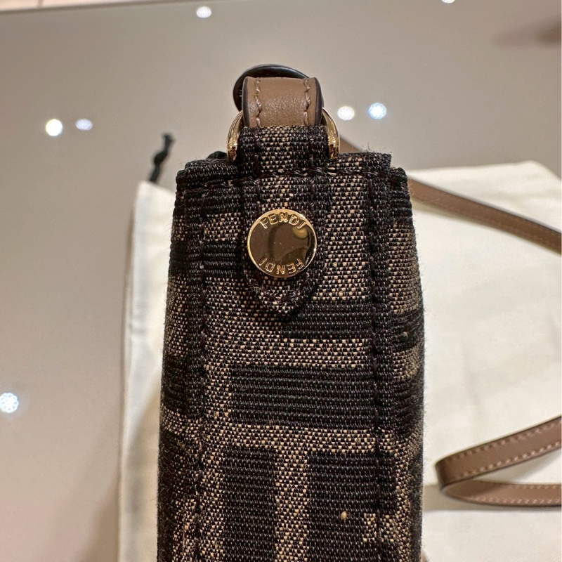 FENDI~保證全新Baguette棕色提花FF布料手拿包配飾鏈，可手拿、肩背、斜背，可甜可鹹！超實用好背👍-12