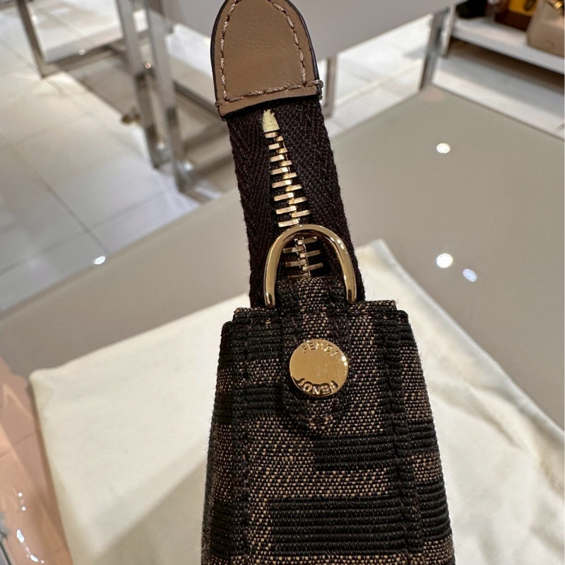 FENDI~保證全新Baguette棕色提花FF布料手拿包配飾鏈，可手拿、肩背、斜背，可甜可鹹！超實用好背👍-13