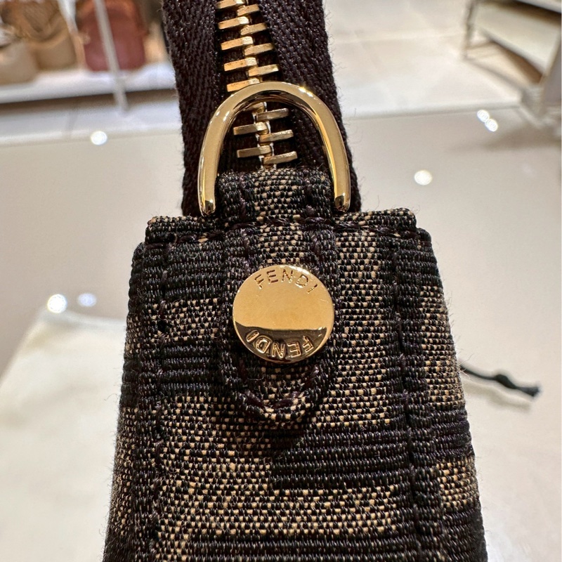 FENDI~保證全新Baguette棕色提花FF布料手拿包配飾鏈，可手拿、肩背、斜背，可甜可鹹！超實用好背👍-14