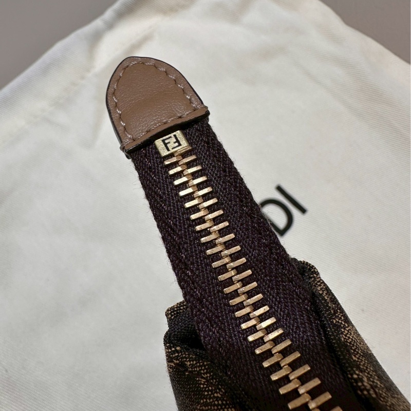 FENDI~保證全新Baguette棕色提花FF布料手拿包配飾鏈，可手拿、肩背、斜背，可甜可鹹！超實用好背👍-15