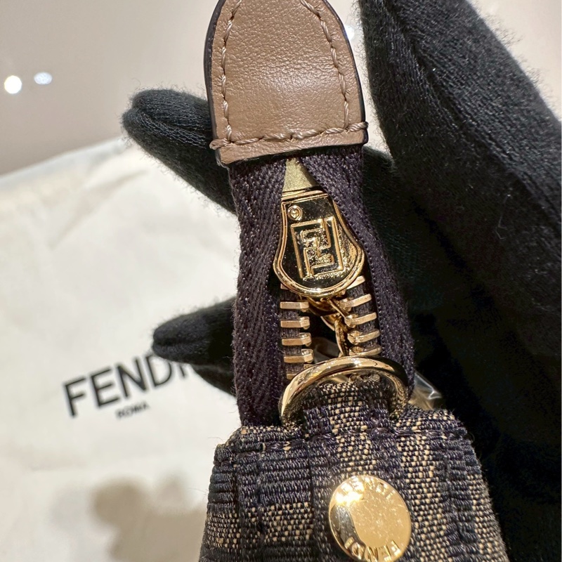 FENDI~保證全新Baguette棕色提花FF布料手拿包配飾鏈，可手拿、肩背、斜背，可甜可鹹！超實用好背👍-16