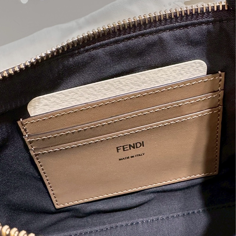 FENDI~保證全新Baguette棕色提花FF布料手拿包配飾鏈，可手拿、肩背、斜背，可甜可鹹！超實用好背👍-17