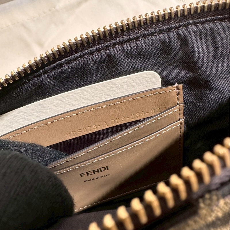 FENDI~保證全新Baguette棕色提花FF布料手拿包配飾鏈，可手拿、肩背、斜背，可甜可鹹！超實用好背👍-18