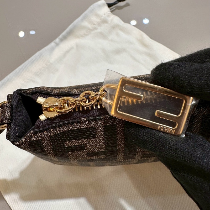 FENDI~保證全新Baguette棕色提花FF布料手拿包配飾鏈，可手拿、肩背、斜背，可甜可鹹！超實用好背👍-21