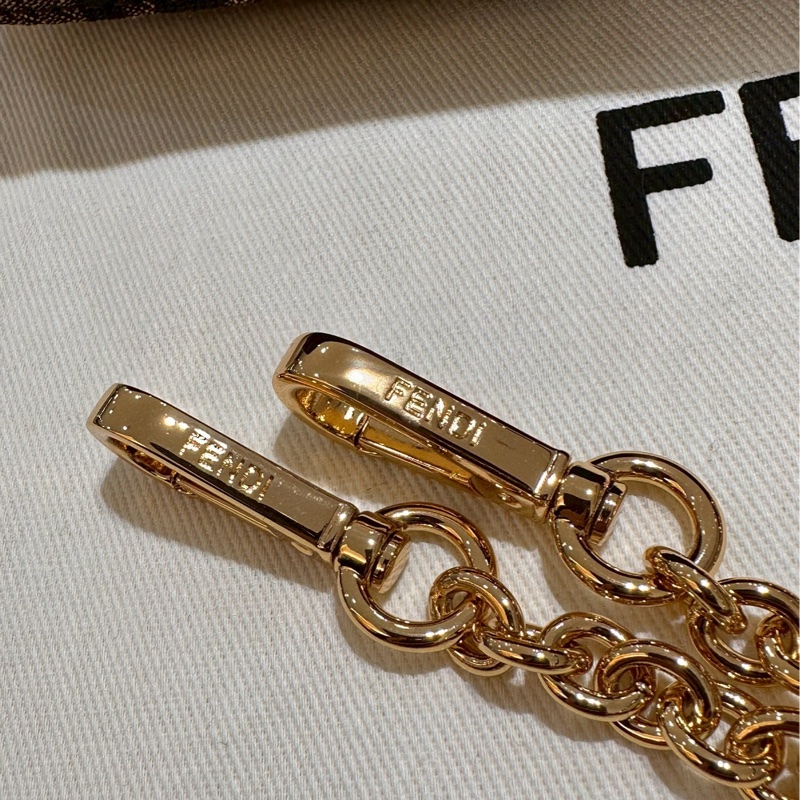 FENDI~保證全新Baguette棕色提花FF布料手拿包配飾鏈，可手拿、肩背、斜背，可甜可鹹！超實用好背👍-23