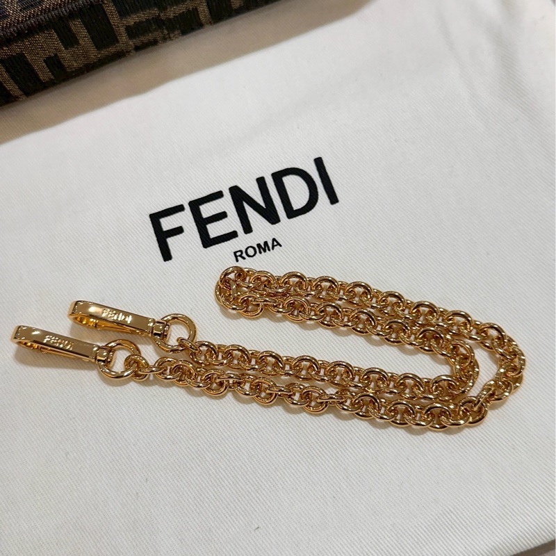 FENDI~保證全新Baguette棕色提花FF布料手拿包配飾鏈，可手拿、肩背、斜背，可甜可鹹！超實用好背👍-24