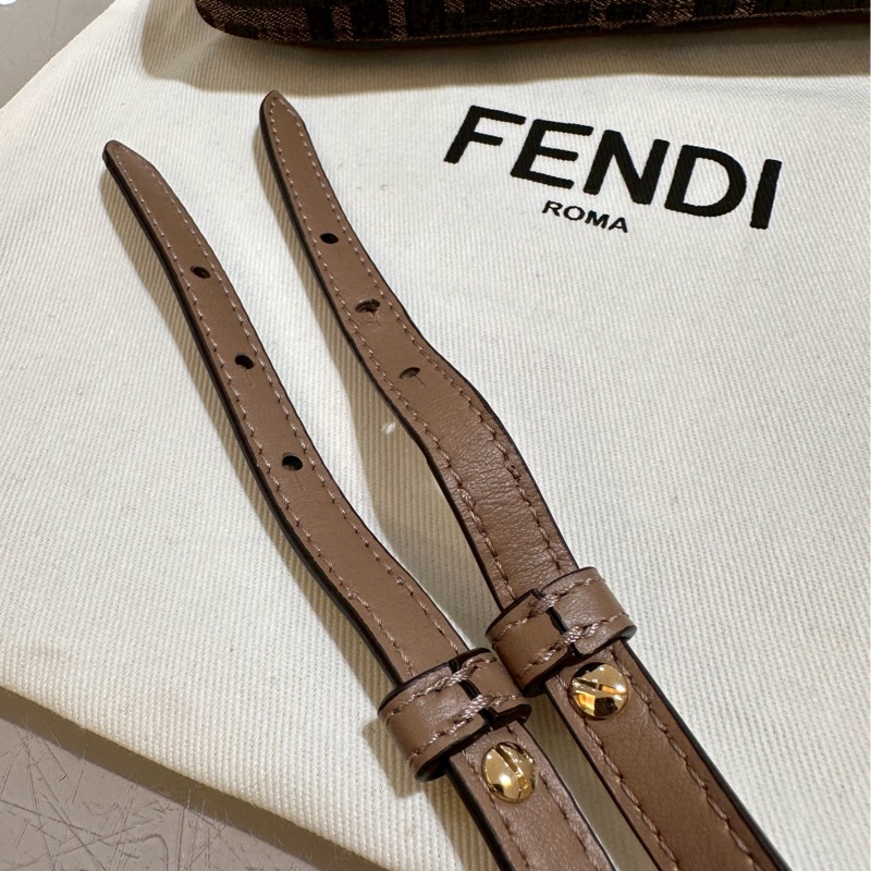 FENDI~保證全新Baguette棕色提花FF布料手拿包配飾鏈，可手拿、肩背、斜背，可甜可鹹！超實用好背👍-28