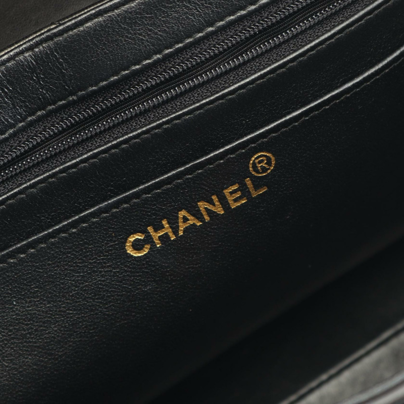 香奈兒 (CHANEL) 絎縫鏈條肩背斜背包，羊皮材質，黑色，金色五金，二手 CC-3