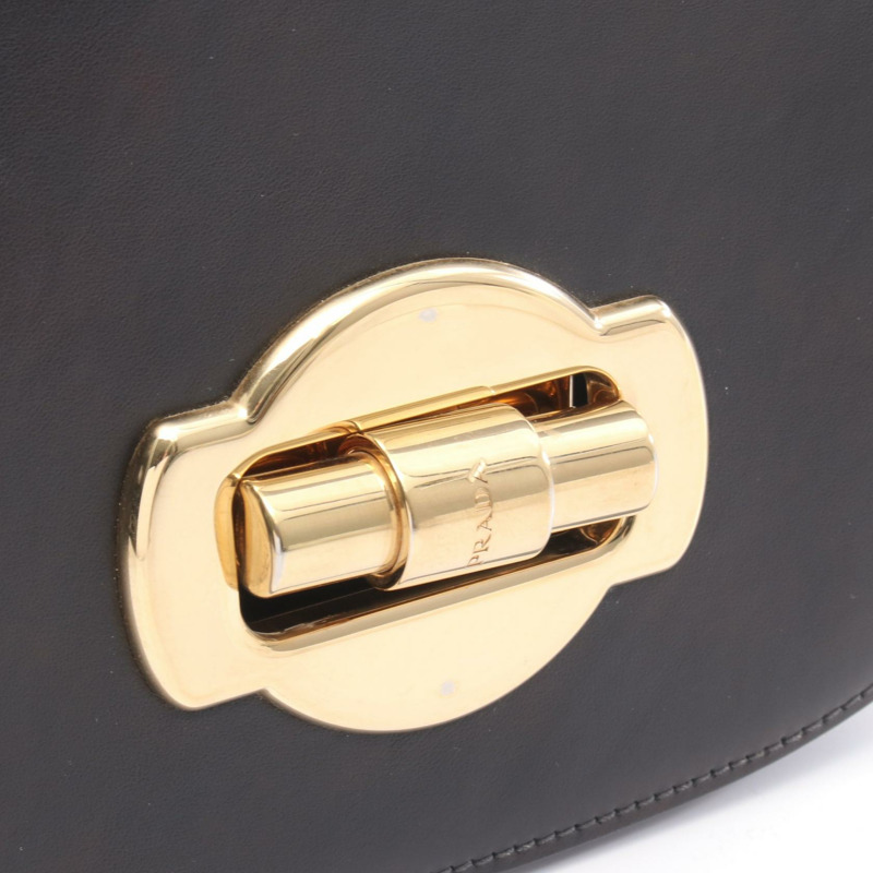 PRADA 黑色皮革金色五金旋轉鎖扣肩挎斜背包，二手女款-4