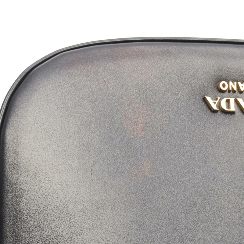 PRADA 黑色皮革金色五金旋轉鎖扣肩挎斜背包，二手女款-5