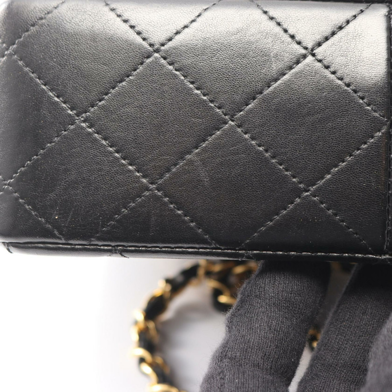 香奈兒 (CHANEL) 迷你絎縫 20 鏈條肩背斜背包，黑色皮革，金色五金，二手 CC-8