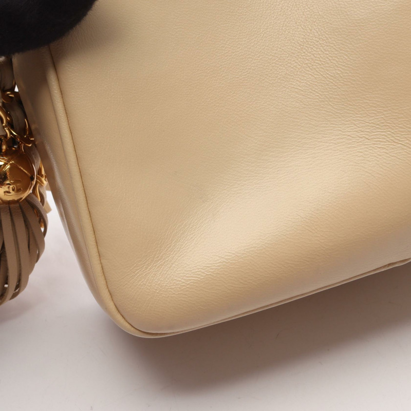 香奈兒三重 COCO 標誌鏈條肩背斜背包，羊皮，米色，金色五金，二手-9