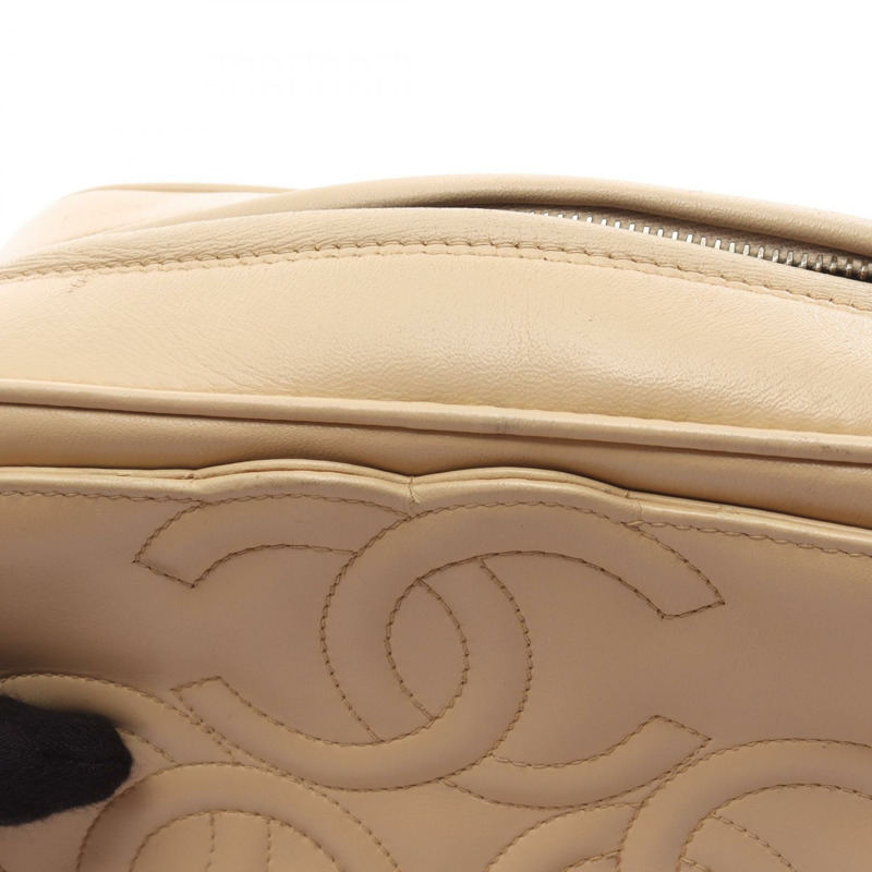 香奈兒三重 COCO 標誌鏈條肩背斜背包，羊皮，米色，金色五金，二手-11
