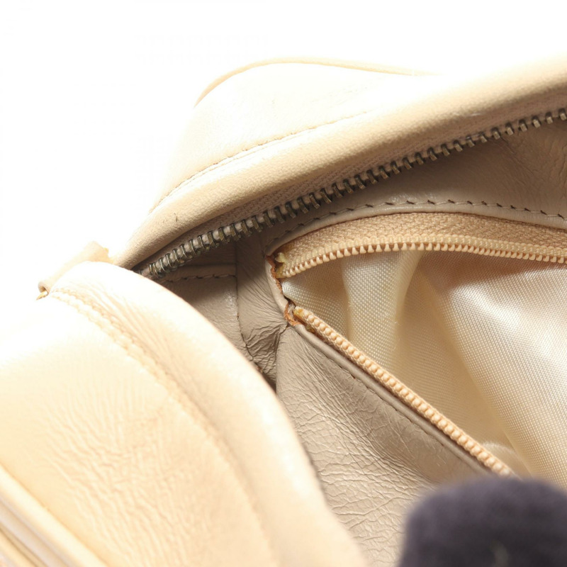 香奈兒三重 COCO 標誌鏈條肩背斜背包，羊皮，米色，金色五金，二手-13