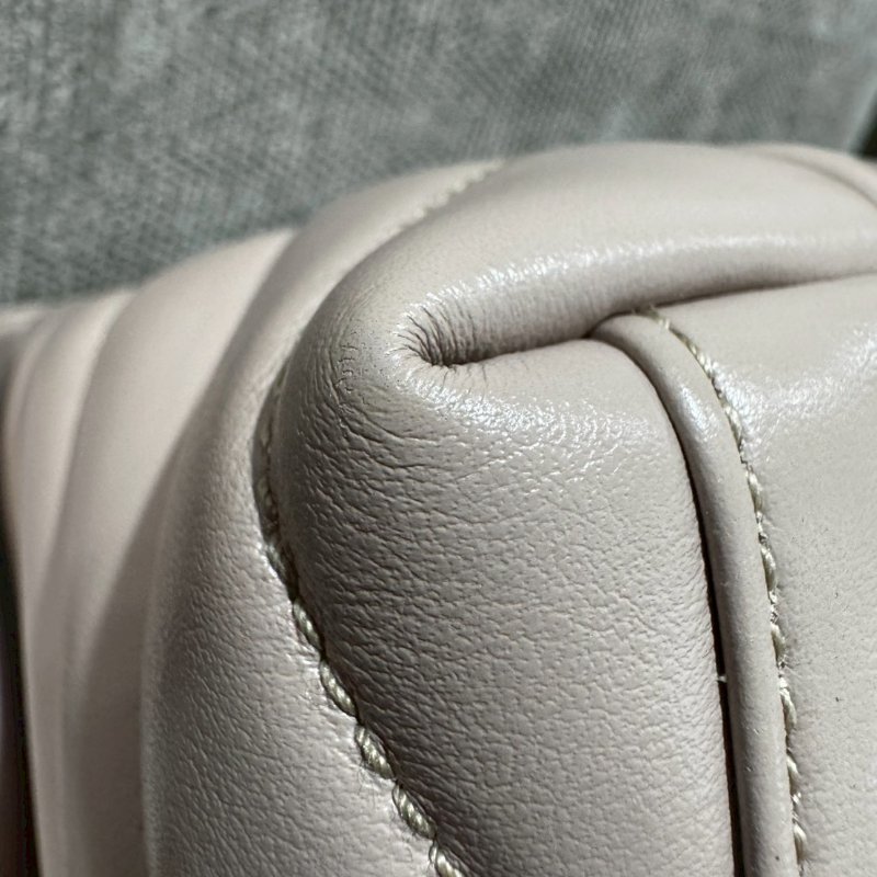 SAINT LAURENT奶茶色扣式斜背包-1