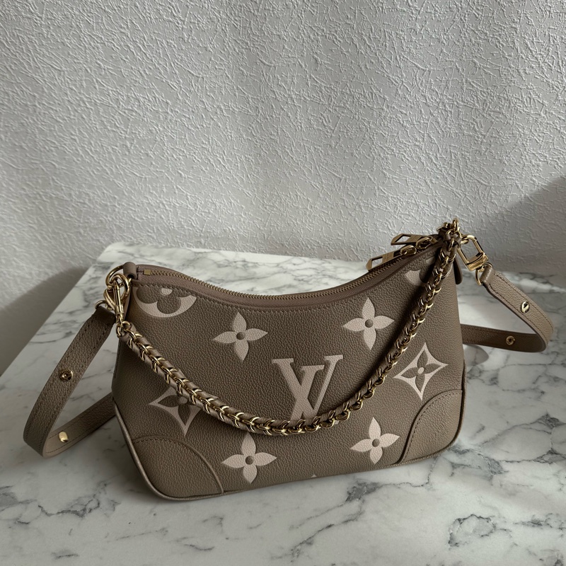 LV M13224斑鳩灰腋下半月包 超美✨✨-0