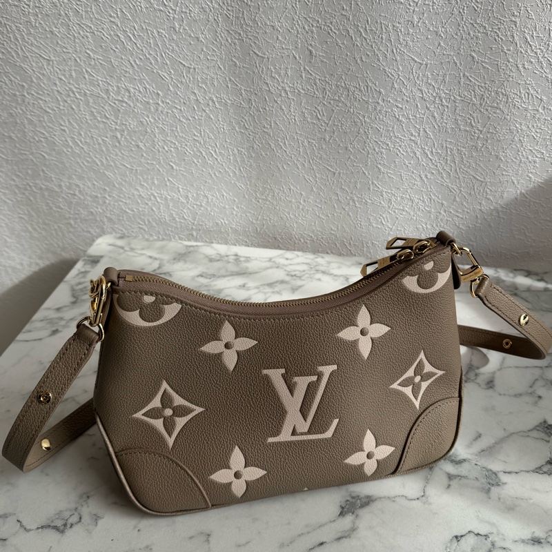 LV M13224斑鳩灰腋下半月包 超美✨✨-1