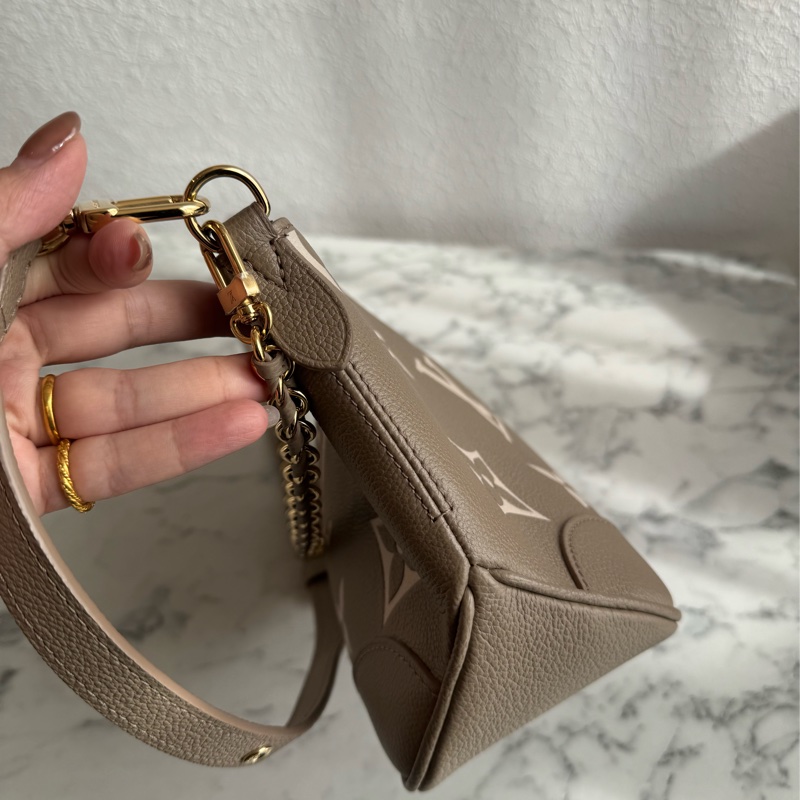 LV M13224斑鳩灰腋下半月包 超美✨✨-2