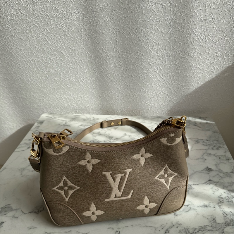 LV M13224斑鳩灰腋下半月包 超美✨✨-4