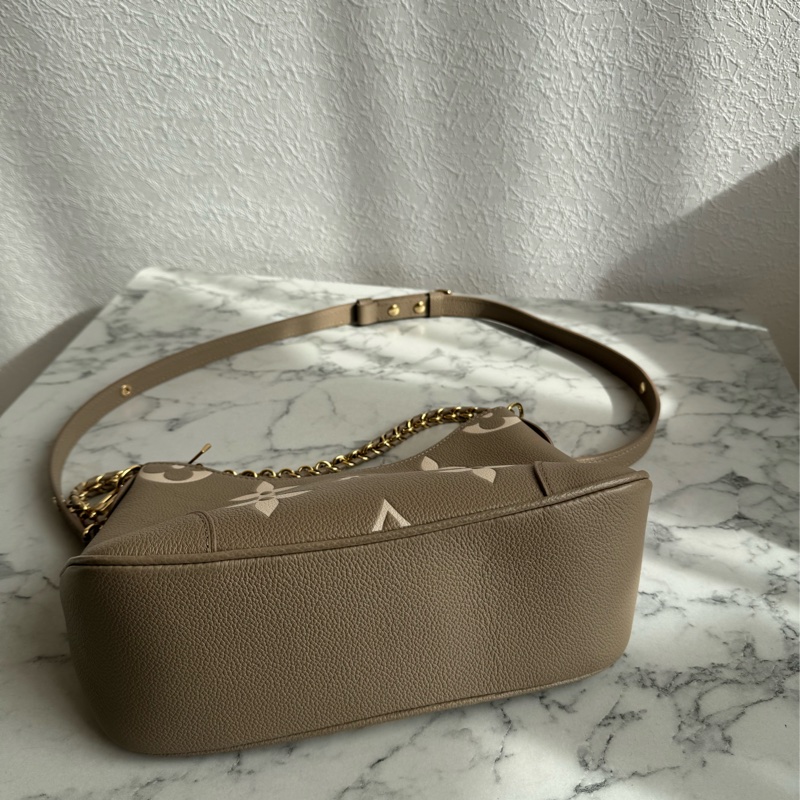 LV M13224斑鳩灰腋下半月包 超美✨✨-5