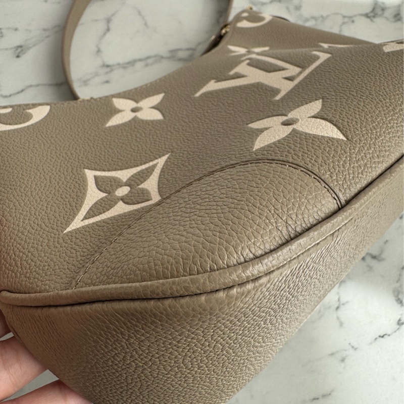 LV M13224斑鳩灰腋下半月包 超美✨✨-9