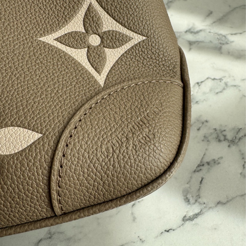 LV M13224斑鳩灰腋下半月包 超美✨✨-10