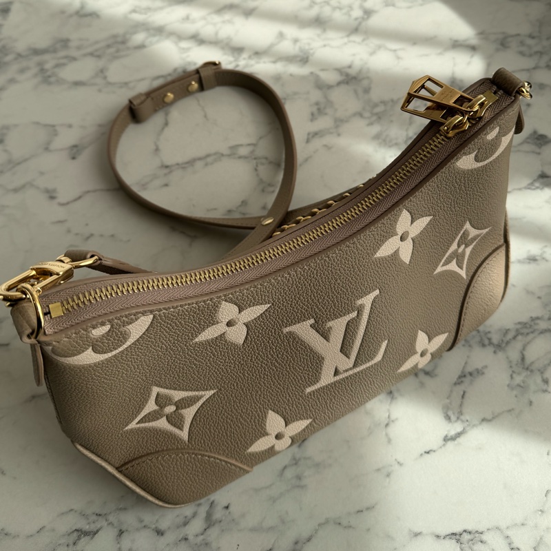 LV M13224斑鳩灰腋下半月包 超美✨✨-11