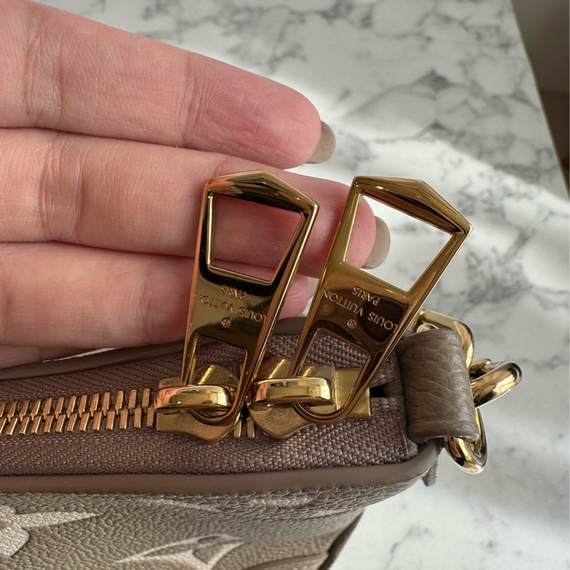 LV M13224斑鳩灰腋下半月包 超美✨✨-14