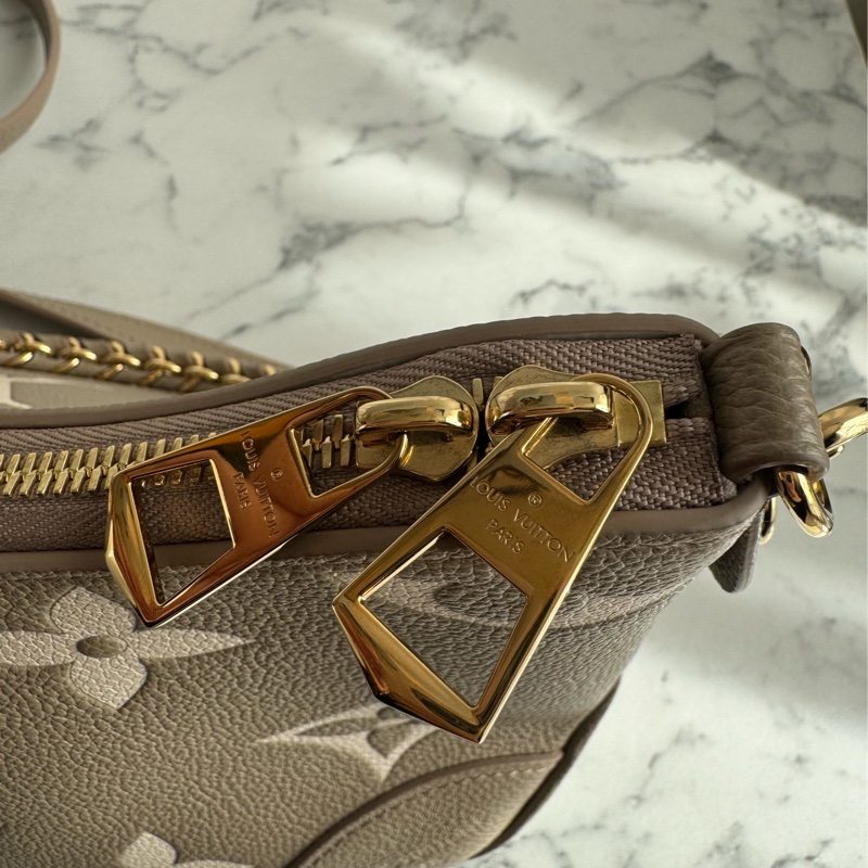 LV M13224斑鳩灰腋下半月包 超美✨✨-15