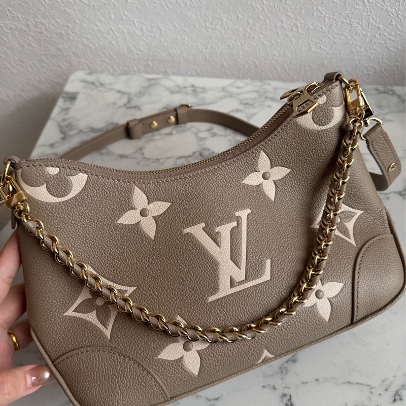 LV M13224斑鳩灰腋下半月包 超美✨✨-23