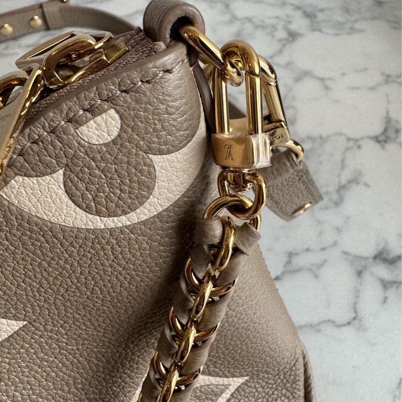 LV M13224斑鳩灰腋下半月包 超美✨✨-25