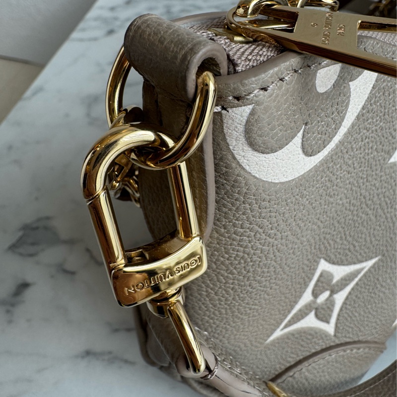 LV M13224斑鳩灰腋下半月包 超美✨✨-27