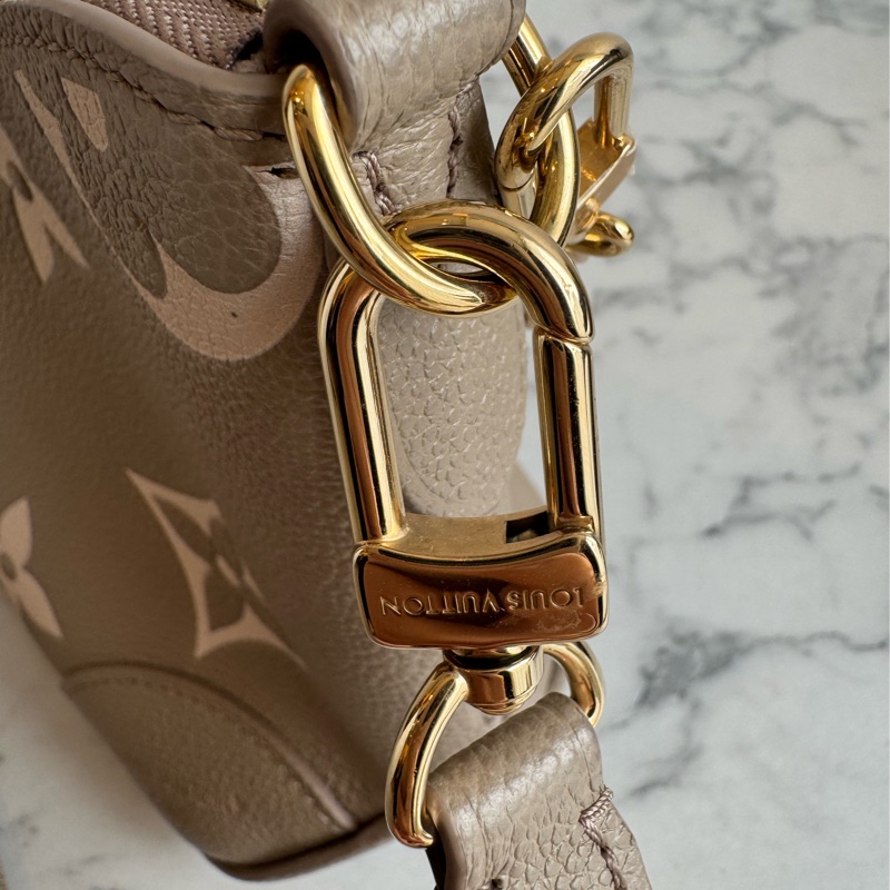 LV M13224斑鳩灰腋下半月包 超美✨✨-28