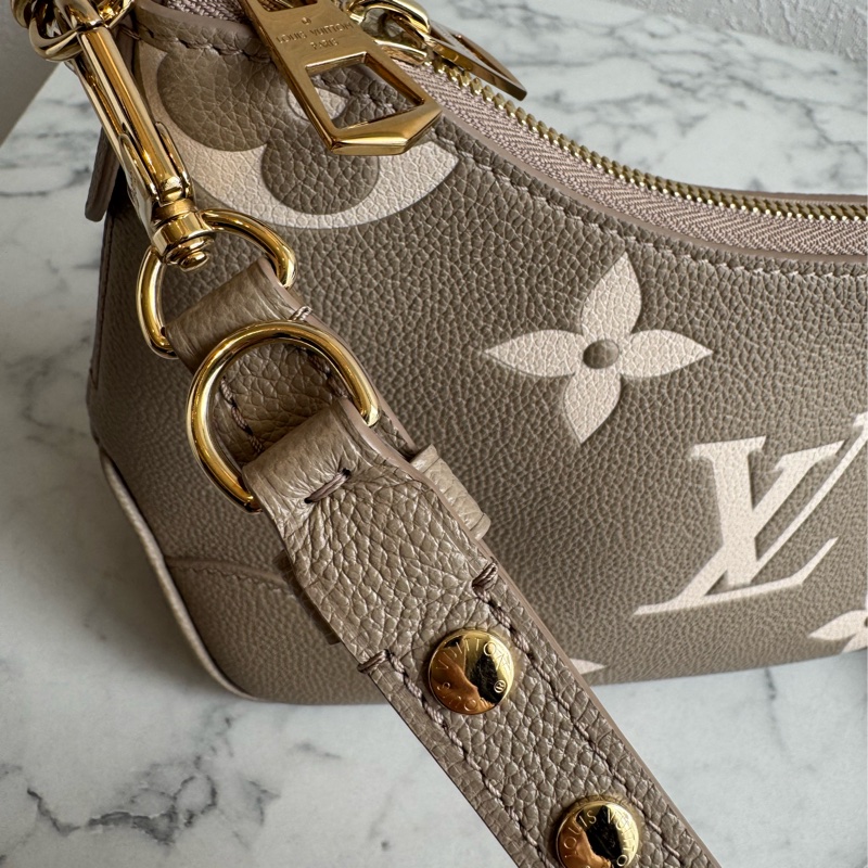 LV M13224斑鳩灰腋下半月包 超美✨✨-30